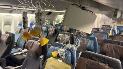 Singapore Airlines: Passengers recall horror onboard flight .